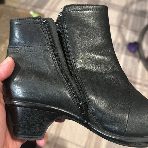 CLARKS Leather ankle boot , size 7W - Picture 5 of 14